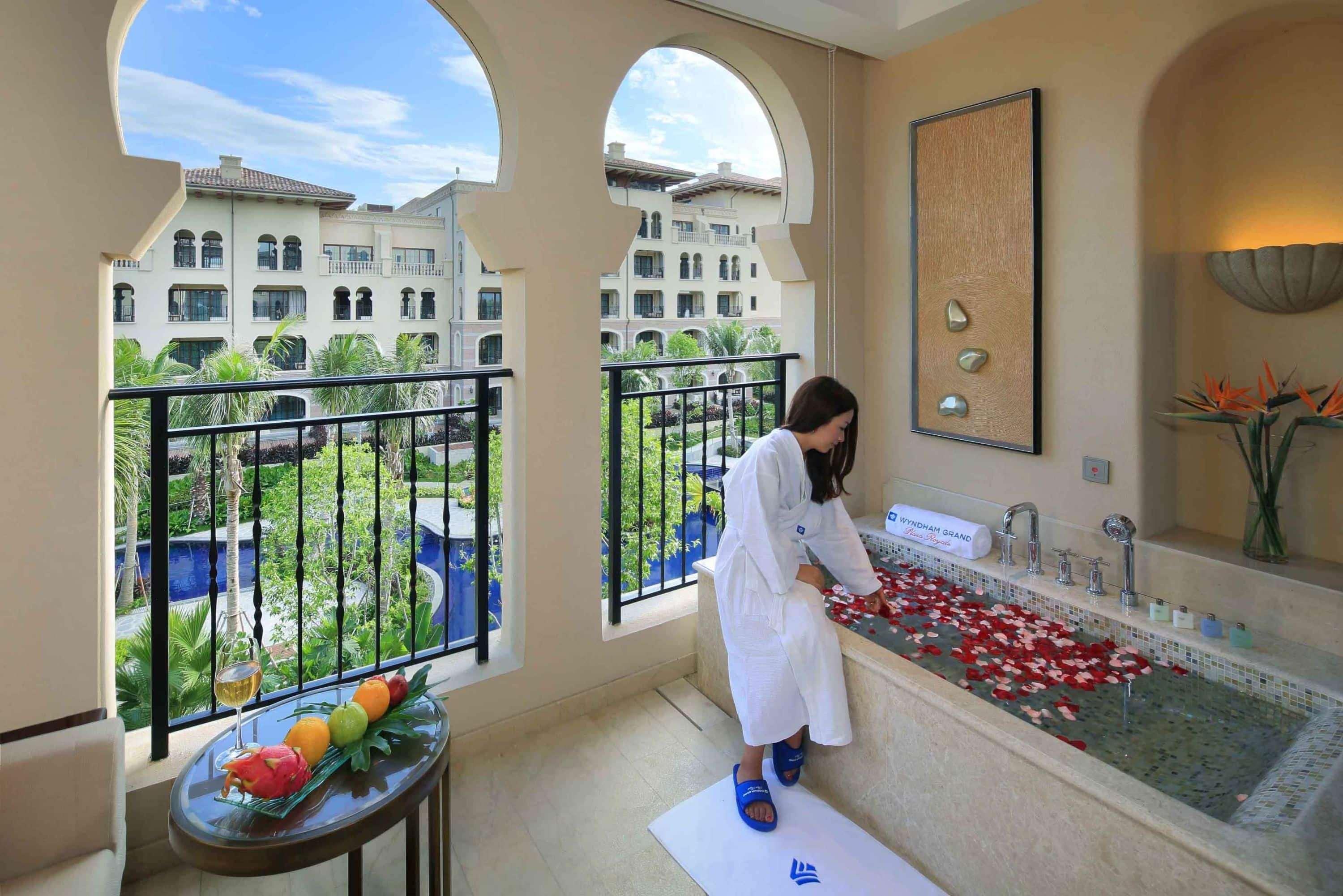 วินด์แฮม แกรนด์พลาซ่า รอยัล ไห่นานหลงมูเบย์ Hotel Ledong ภายนอก รูปภาพ